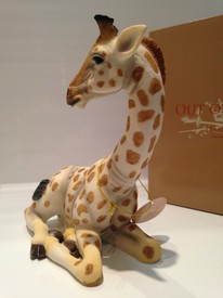 Sitting Giraffe Statue Ornament Figurine Gift Present by Leonardo Collection