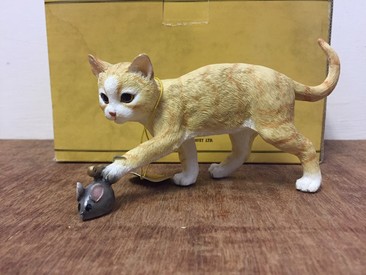 Ginger Cat Statue Catching the Mouse by Leonardo Collection