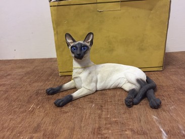 Lying Siamese Cat Ornament Figurine by Leonardo Collection